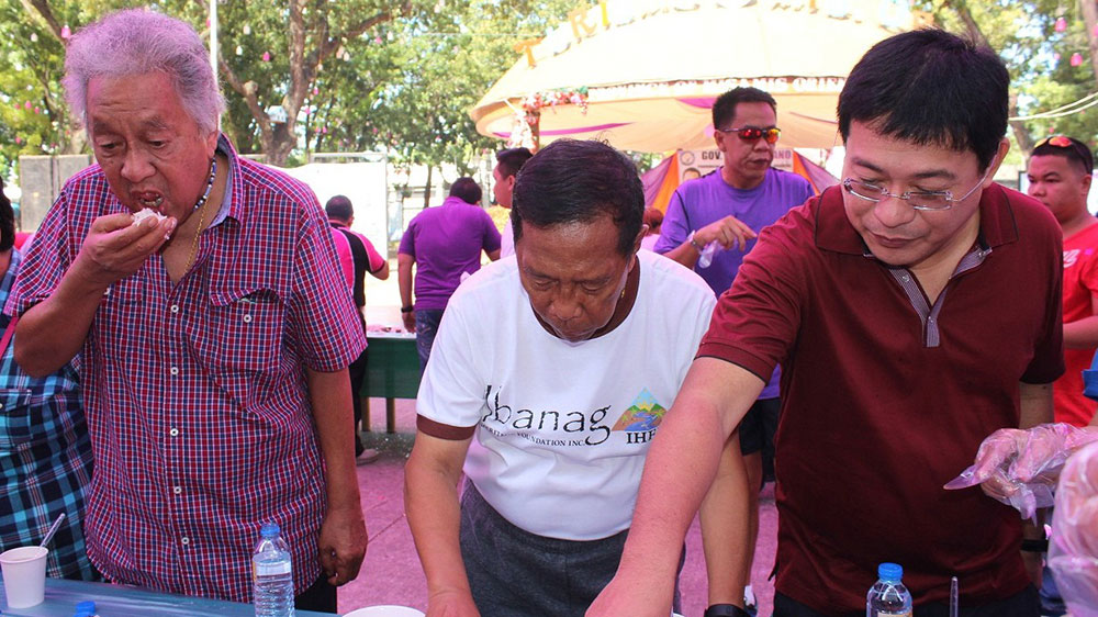 Ex-mayor Vicente Emano and Vice Gov. Pelaez join in the “boodle fight.” At the back is Gov. Yevgeny Vincente Emano.