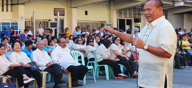 At city hall, Mayor Oscar Moreno (right) addresses his subordinates and other government workers. Moreno has secured a writ of preliminary injunction.(PHOTOS BY NITZ ARANCON)