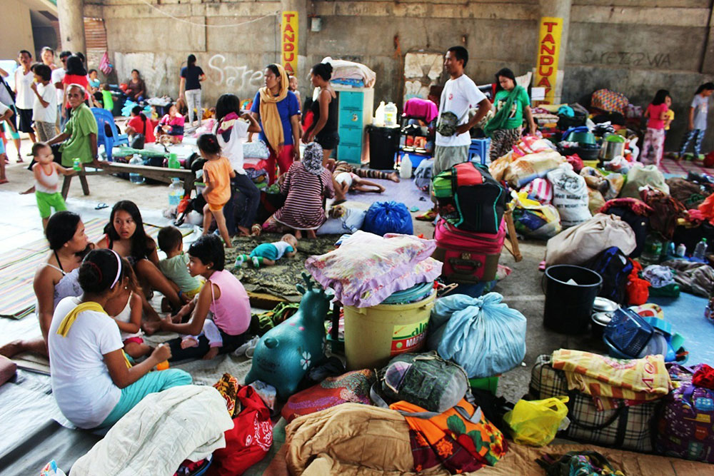 Fire victims talk as they watch over their belongings. (PHOTO BY NITZ ARANCON)
