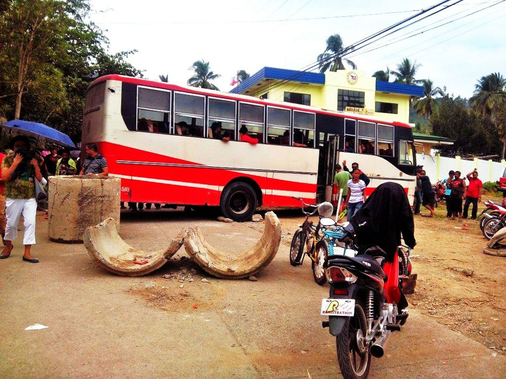 Regencia’s supporters set up a road block. Regencia is detained in connection with the ambush of Rep. Vicente Belmonte Jr. in December 2014. (PHOTO BY BONITA ERMAC)