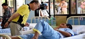 Aquino visits soldier’s wake, wounded men in Zamboanga