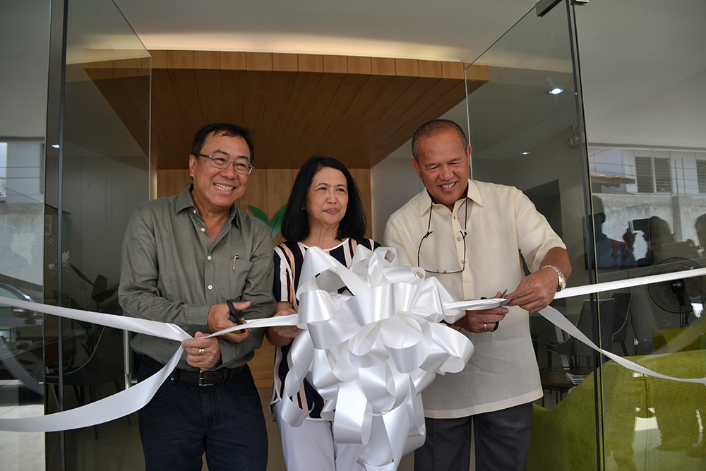 Photo shows CLI CEO & President Jose R. Soberano III, VP Marose Soberano and Mayor Oscar Moreno cutting the ribbon signifying the opening of MesaVerte’s Showroom to its customers.(PHOTO BY DAVE ACHONDO)
