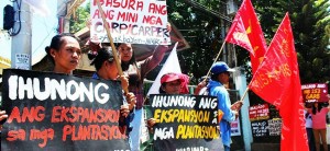 Farmers, activists storm DAR office, decry ‘fake’ Carp