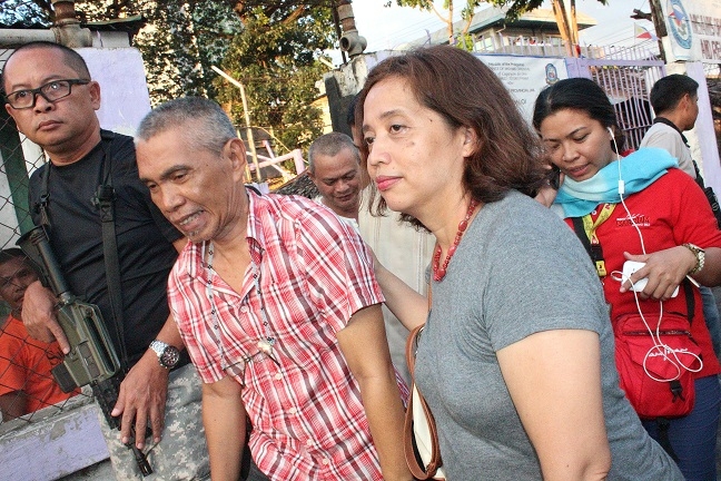  Mapano is met by his wife Chona and is guarded by a jailer. (PHOTOS BY NITZ ARANCON)