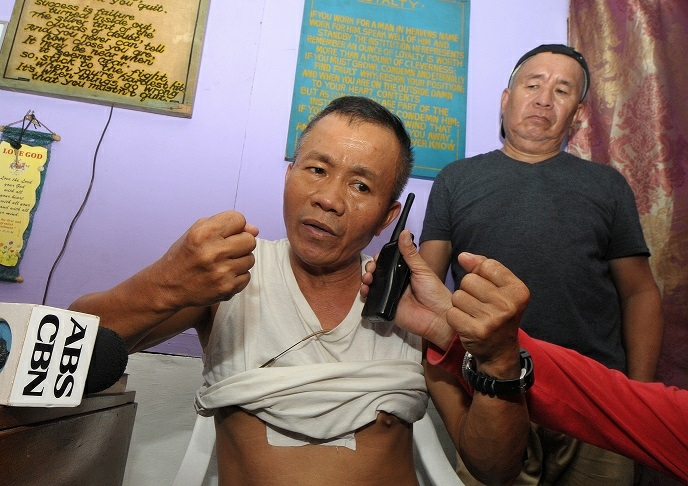 Libona narrates how his hostage taker held him. Policemen killed Jomar Itong during the rescue to end the three-hour hostage crisis. (PHOTO BY FROILAN GALLARDO)