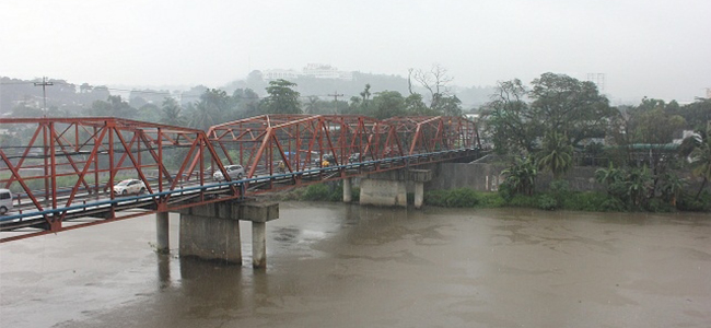 WATER LEVEL RISING. The water level of Cagayan River rises as a result of torrential rains  yesterday. (PHOTO BY NITZ ARANCON)