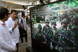 Duterte pays tribute to fallen soldiers, cops of Marawi war