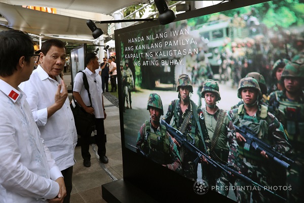 Duterte pays tribute to fallen soldiers, cops of Marawi war