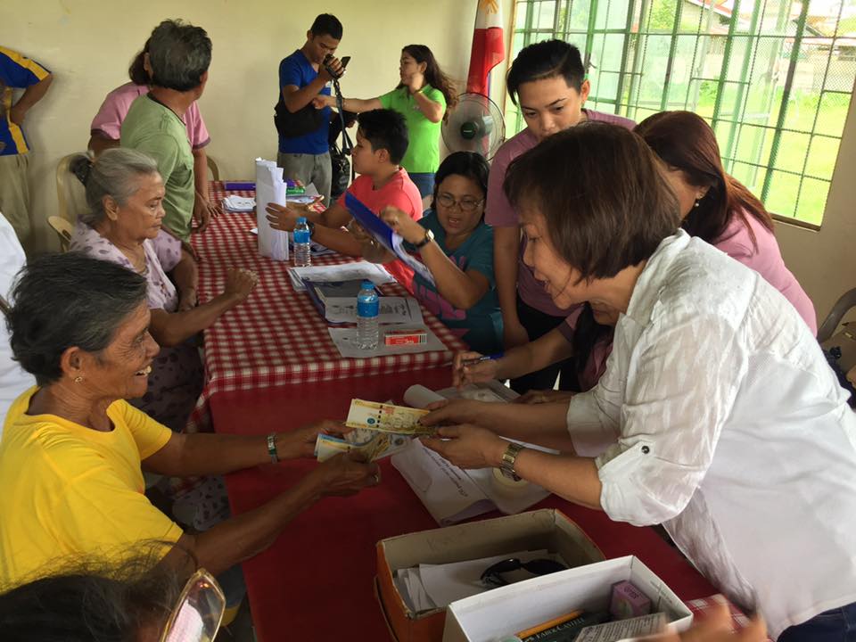 Senior citizens in Ozamiz receive 4Q social pension