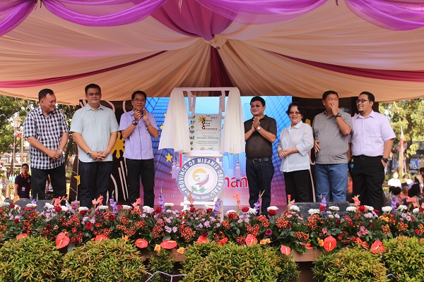 Misor guv receives good governance award in Manila