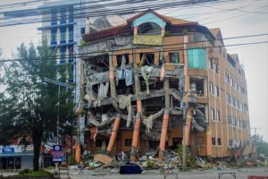 No water, goods scarce in quake-affected towns