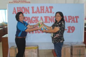 Camiguin receives veggie seeds from DA-10