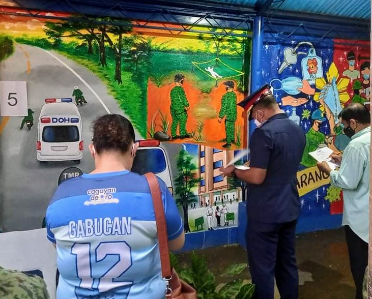 Cocpo holds mural painting tilt