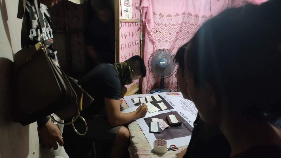 2 women arrested for selling drugs