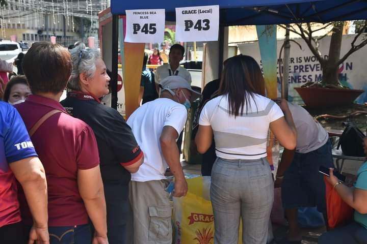 City Hall sells premium rice at P43-P45 per kilo