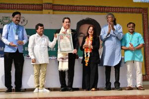 Rufus receives Honorary Doctorate from India's Kiss