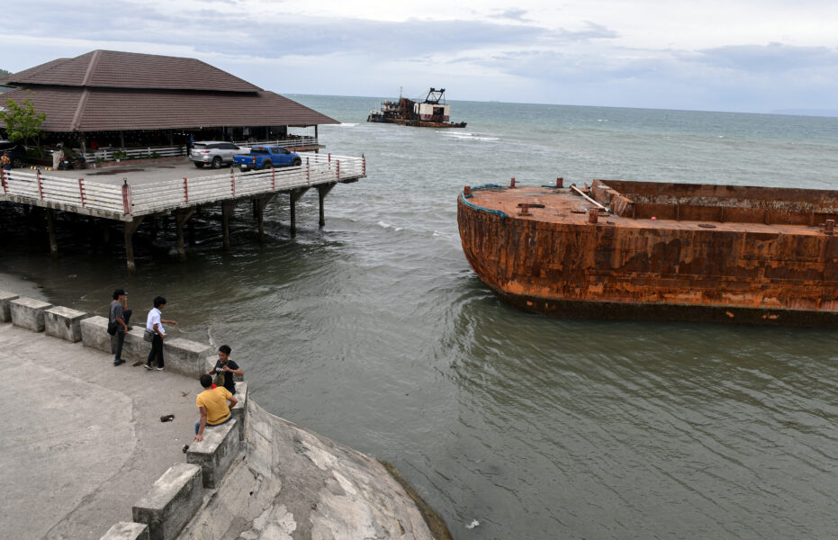 Barge runs aground in Opol