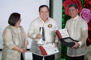 UP honors PRC, Chairman Gordon for supporting 12 UPMC med students’ education; PRC to add more scholars