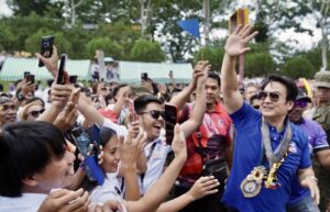 Revilla gives aid in Misor, pushes for lower retirement age