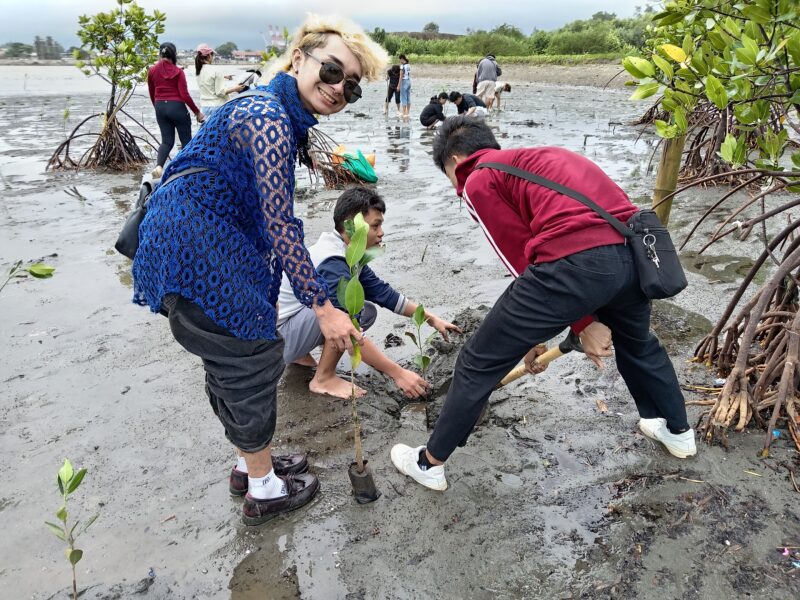 USTP students join mangrove planting to fight climate change