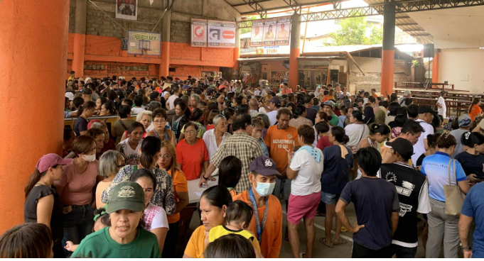 Welfare dep’t distributes flood aid in Camaman-an