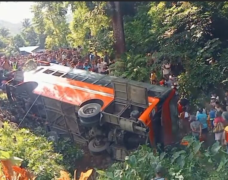 Bus crash kills 1, hurts many