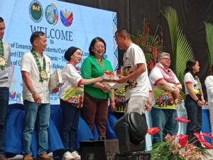 DAR distributes land titles to over 2,100 farmers in Normin