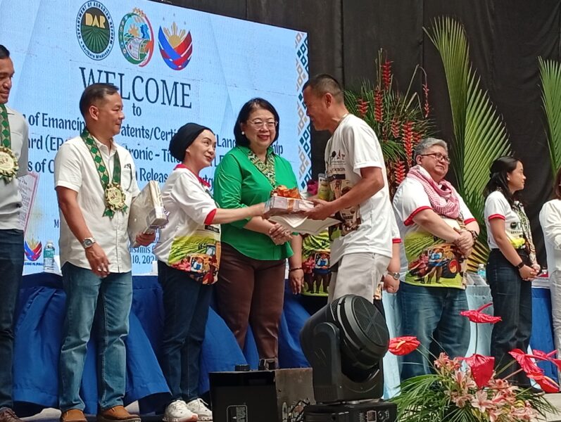 DAR distributes land titles to over 2,100 farmers in Normin