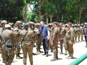 DND chief visits troops in Marawi