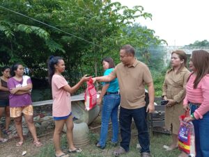 Suan distributes rice aid to flood survivors in 2 villages