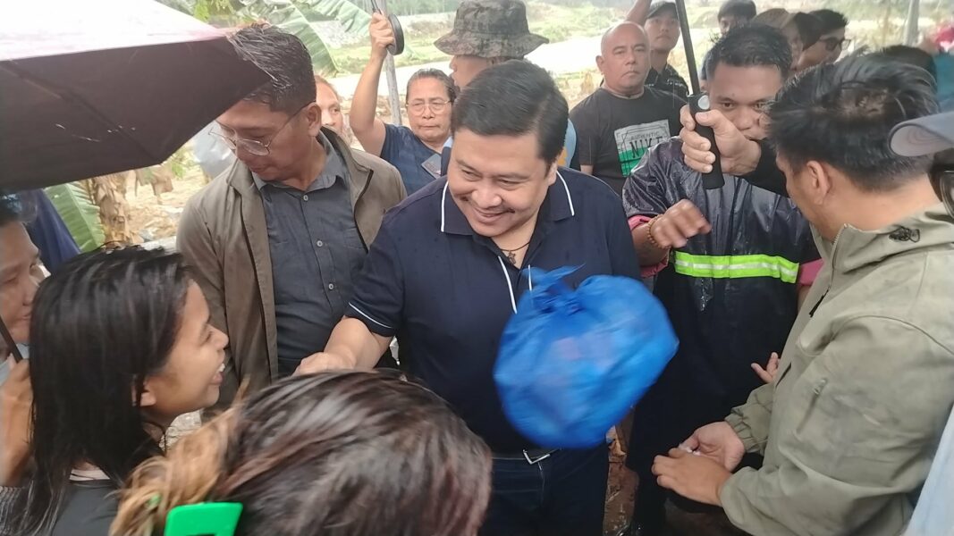 Sen. Jinggoy Estrada distributing food packs to 1,000 flood victims in Barangay Tubod, Iligan City. On-the-ground relief efforts and drainage assessment on Feb 22. Photo by Bonita L. Ermac.