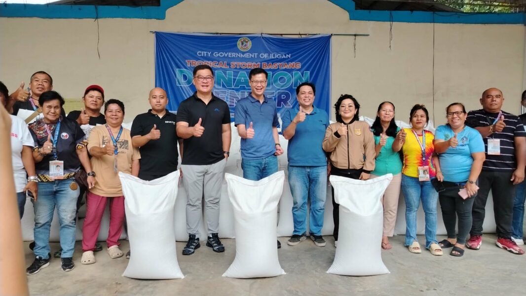 Senator Win Gatchalian handing over 825,000 pesos in food assistance to Iligan City Mayor Frederick Siao at Anahaw Amphitheater for Typhoon Basyang relief.