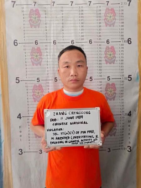 Bureau of Immigration and Philippine Army personnel arresting two Chinese nationals involved in illegal gold processing in Sibutad, Zamboanga del Norte.