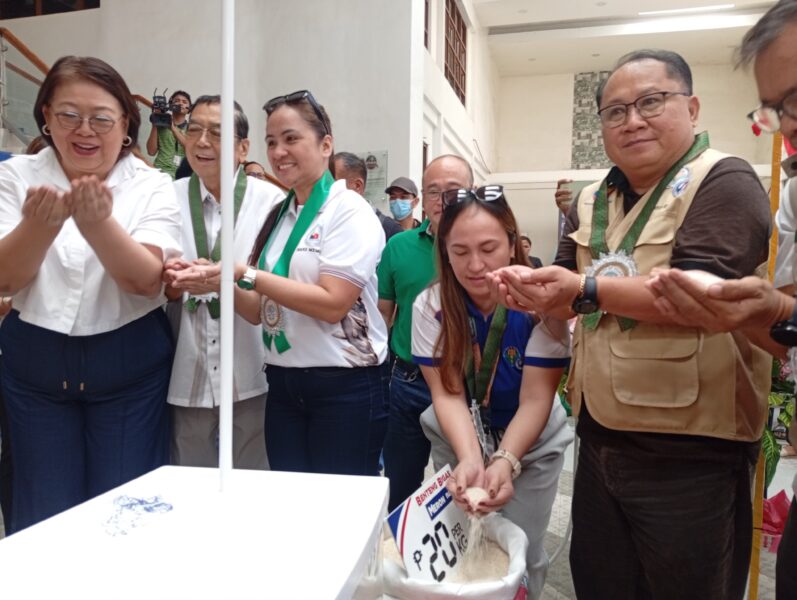 Governor Juliette Uy leading the launch of the Benteng Bigas P20 rice program in Villanueva, Misamis Oriental.