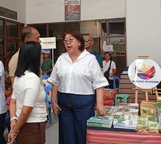 Governor Juliette Uy speaking at the P20-per-kilo rice program launch in Villanueva, Misamis Oriental, announcing provincial fuel-saving measures.