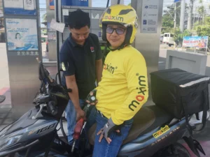 Maxim Rides and Food Delivery driver-partners receiving fuel vouchers in Iligan City to combat rising gasoline prices in the Philippines.