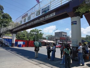 Commuters and passengers waiting for public transport along the highway in Barangay Agusan, Cagayan de Oro City during the fuel crisis.