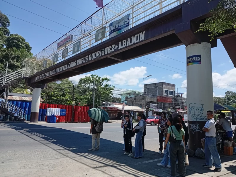 Commuters and passengers waiting for public transport along the highway in Barangay Agusan, Cagayan de Oro City during the fuel crisis.