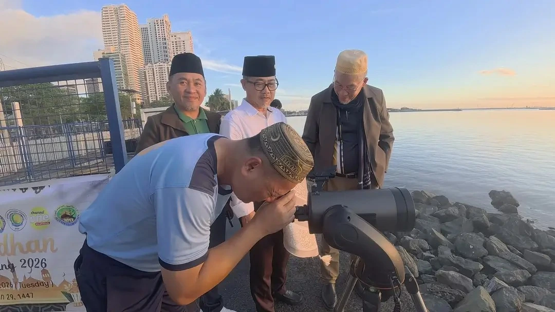 Imam Council members using a telescope on Roxas Boulevard, Manila, for the Ramadan 2026 moon sighting.