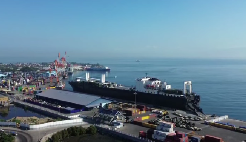 US naval vessel docks at Macabalan Port in Cagayan de Oro for joint military training exercises.