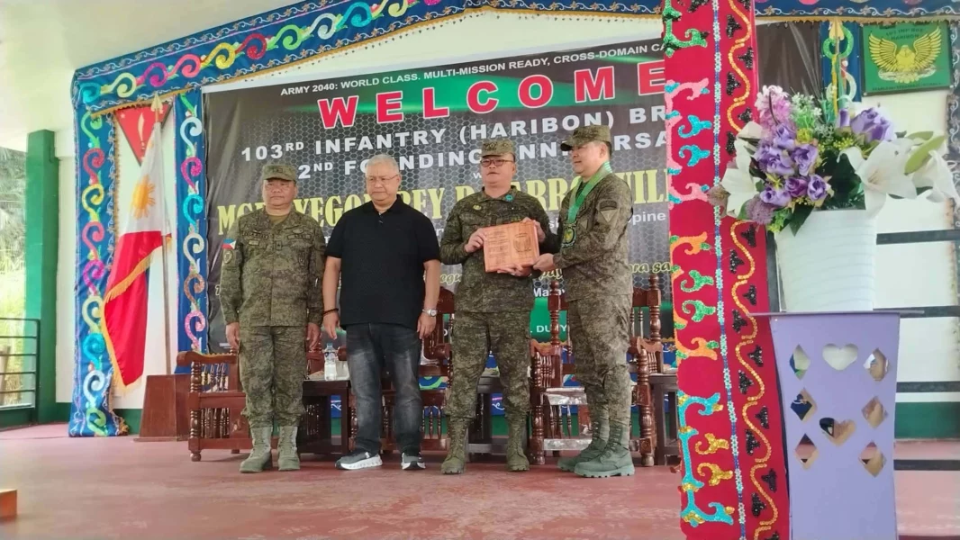Brig. Gen. Billy O. Dela Rosa and Maj. Gen. Yegor Rey P. Barroquillo Jr. present a bird-shaped plaque to Lanao del Sur Governor Mamintal Alonto Adiong Jr. at Kampo Ranao.
