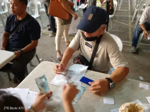 Cagayan de Oro motorela drivers receiving P5,000 DSWD AICS cash assistance during the energy emergency.