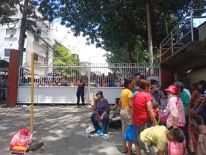 Cagayan de Oro residents gathering at the City Quadrangle to receive five kilos of rice during Mayor Rolando Uy’s People’s Day event.