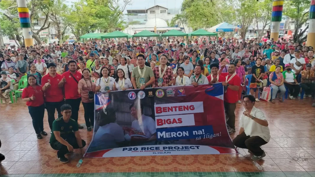 Iligan City Vice Mayor Ernest Oliver "WekWek" Uy, and Councilor Ian Uy with a large crowd at the Benteng Bigas P20 rice program launch.