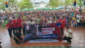 Iligan City Vice Mayor Ernest Oliver "WekWek" Uy, and Councilor Ian Uy with a large crowd at the Benteng Bigas P20 rice program launch.