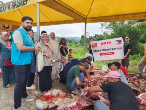 Volunteers from the Turkish Filipino Friendship and Solidarity Association distributing fresh cattle meat package donations to local residents in Lanao del Sur.