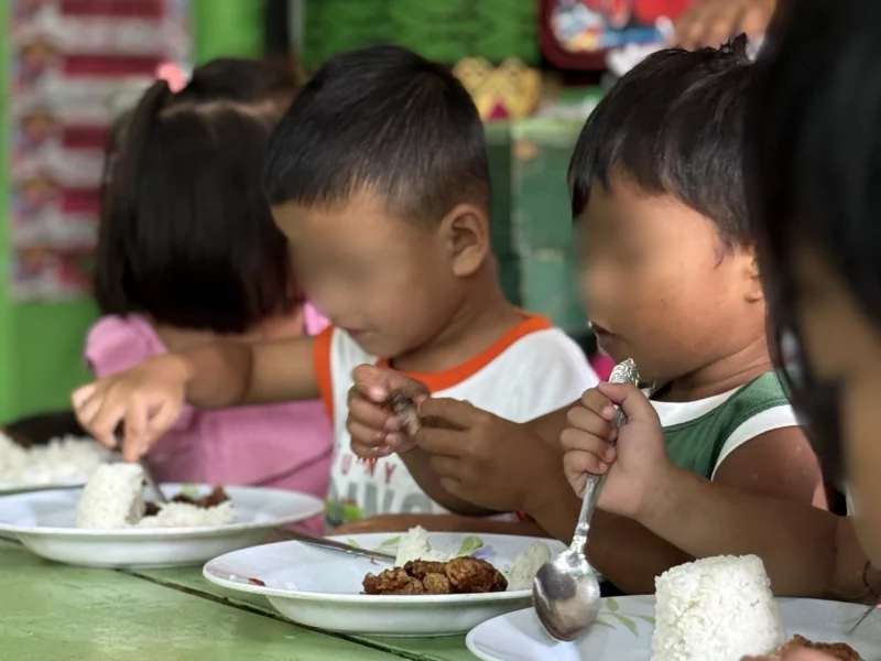 Children at a community child development center in Northern Mindanao eating hot, nutritious meals served through the DSWD-10 feeding program.