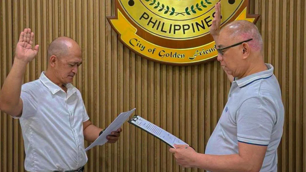 Jude Fuentes takes his oath of office as Barangay Pagatpat chairman before Cagayan de Oro City Mayor Rolando Uy.