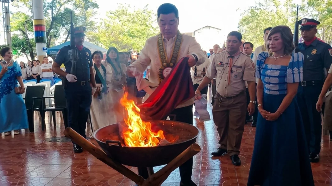Mayor Frederick W. Siao and local officials hoisting a new Philippine flag during the 128th National Flag Day ceremony in Iligan City.