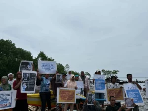 A fluvial parade and community forum held by local fisherfolk and youth advocates along the coast of Zamboanga City to protest commercial fishing vessel encroachment.